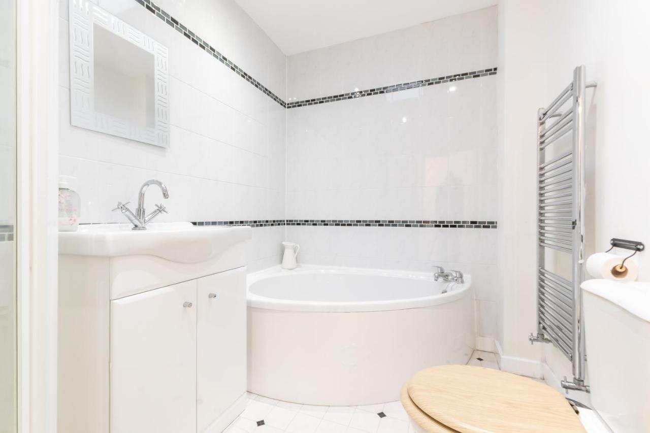 Best Price! Large Home For 4 - Smart Tv - Comfy Beds - Garden - 4 Single Beds Or 2 Doubles! Портсмут Екстер'єр фото